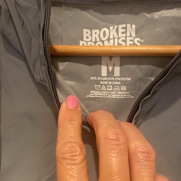Broken Promises running pullover jacket-medium - Picture 2 of 7